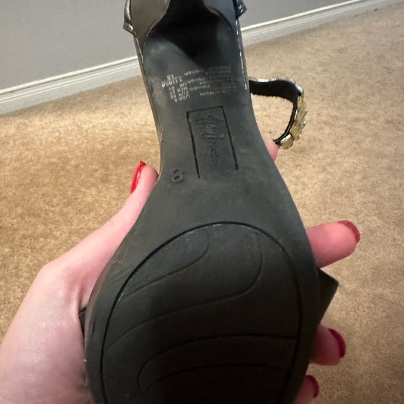 Open toe heeled sandals. - Picture 3 of 3